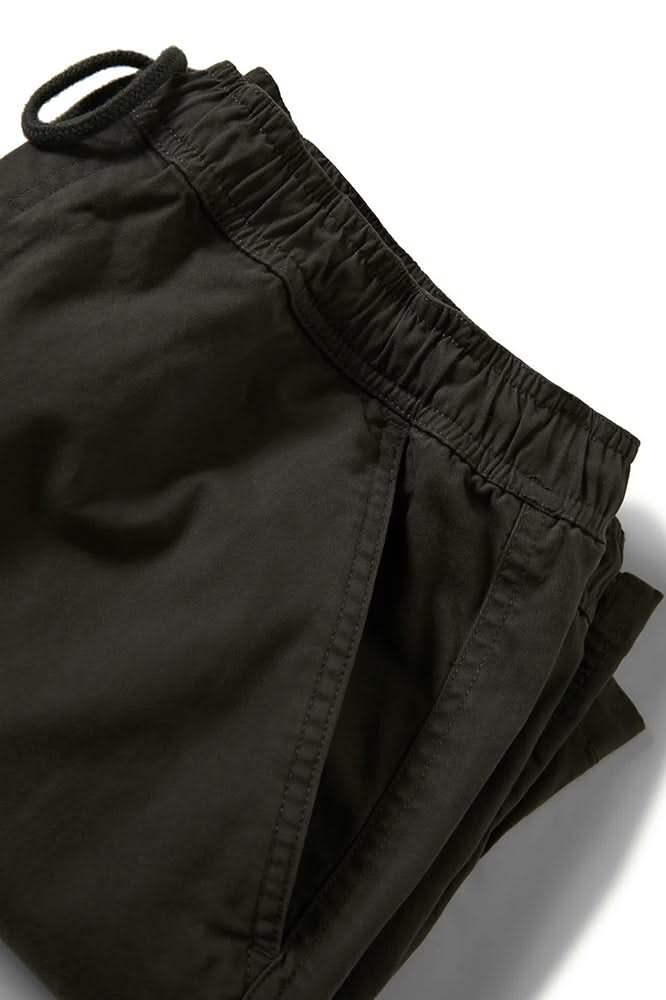Close-up of elastic waistband and side pocket on men's twill shorts – durable casual wear
