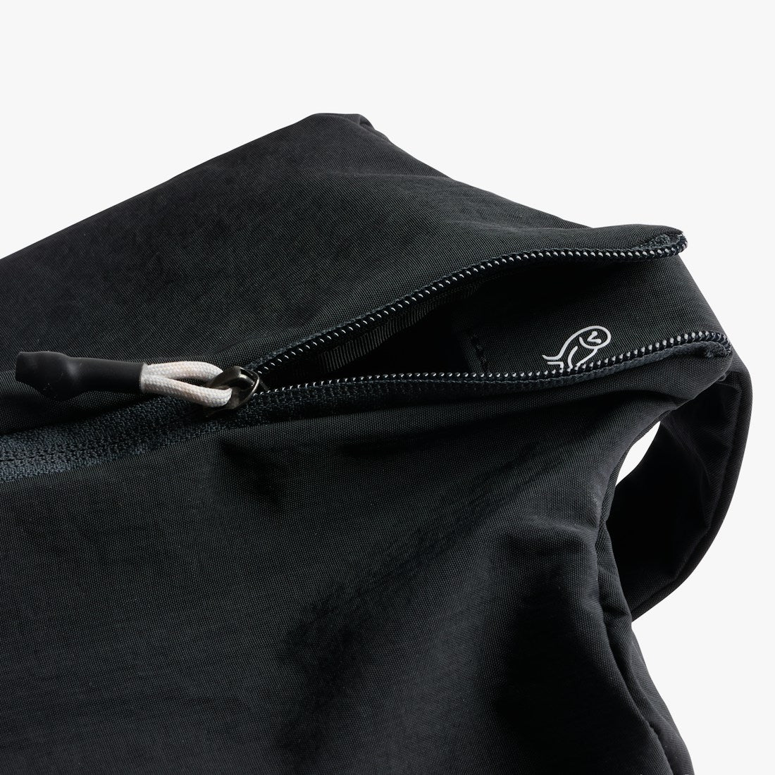 Bellroy Lite Packing Caddy 10L in Black, close-up of zipper and fabric - The Simple Man