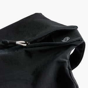 Bellroy Lite Packing Caddy 10L in Black, close-up of zipper and fabric - The Simple Man