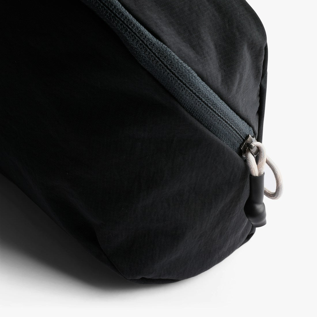 Bellroy Lite Packing Pouch 3L in Black, close-up of zipper and fabric - The Simple Man