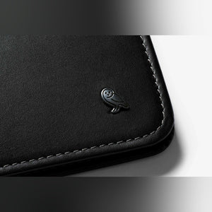 Bellroy Hide & Seek RFID leather wallet in Black, close-up of the logo - The Simple Man