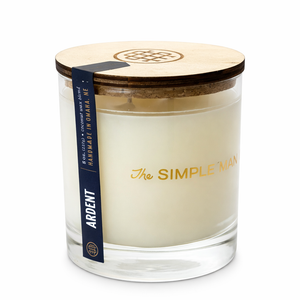 Candle with wooden lid and 'The Simple Man' branding on a white background - Ardent with lid on