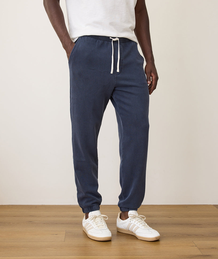 Comfort-fit men’s fleece sweatpants with tapered leg