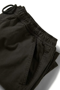 Close-up of elastic waistband and side pocket on men's twill shorts – durable casual wear