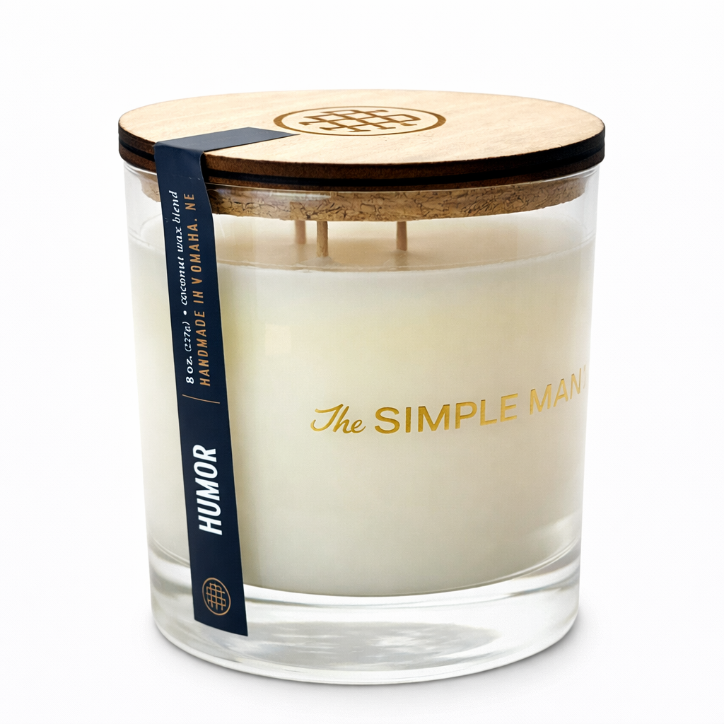 Candle with wooden lid and 'The Simple Man' branding on a white background - Humor Lid on