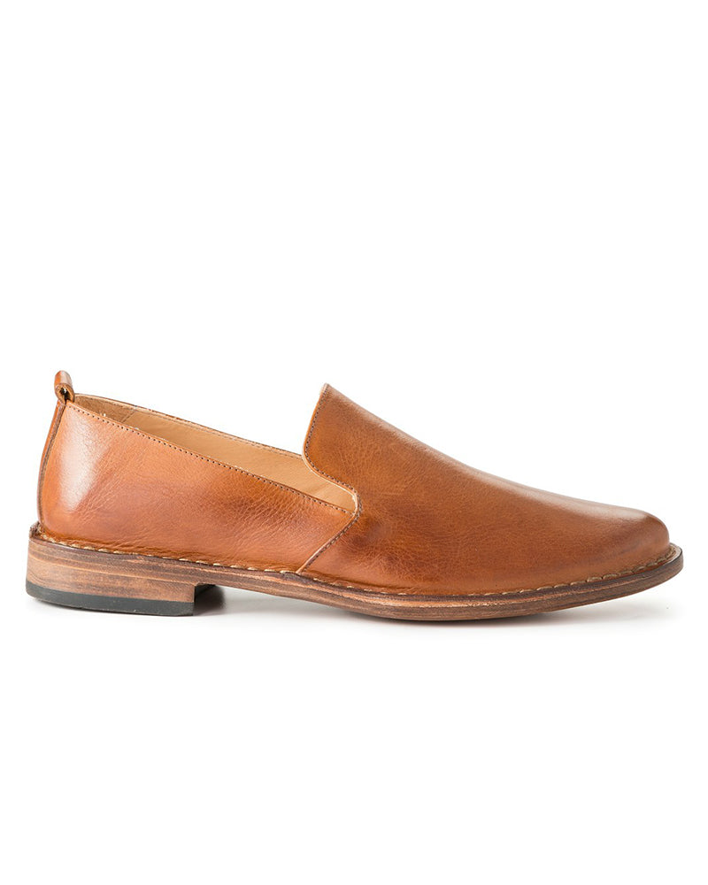Side view of Astorflex Patnoflex men's Italian leather travel loafer in brown with flexible sole and slip-on design.
