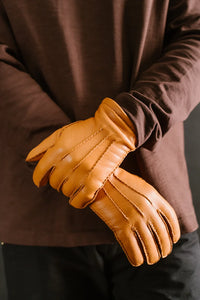 Man wearing Hestra Matthew deerskin gloves in cork brown, handsewn men's leather winter gloves